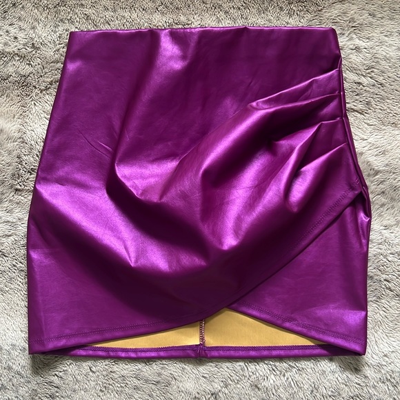 Windsor Futuristic Faux Leather Mini Skirt Magenta Size Medium - Picture 4 of 6